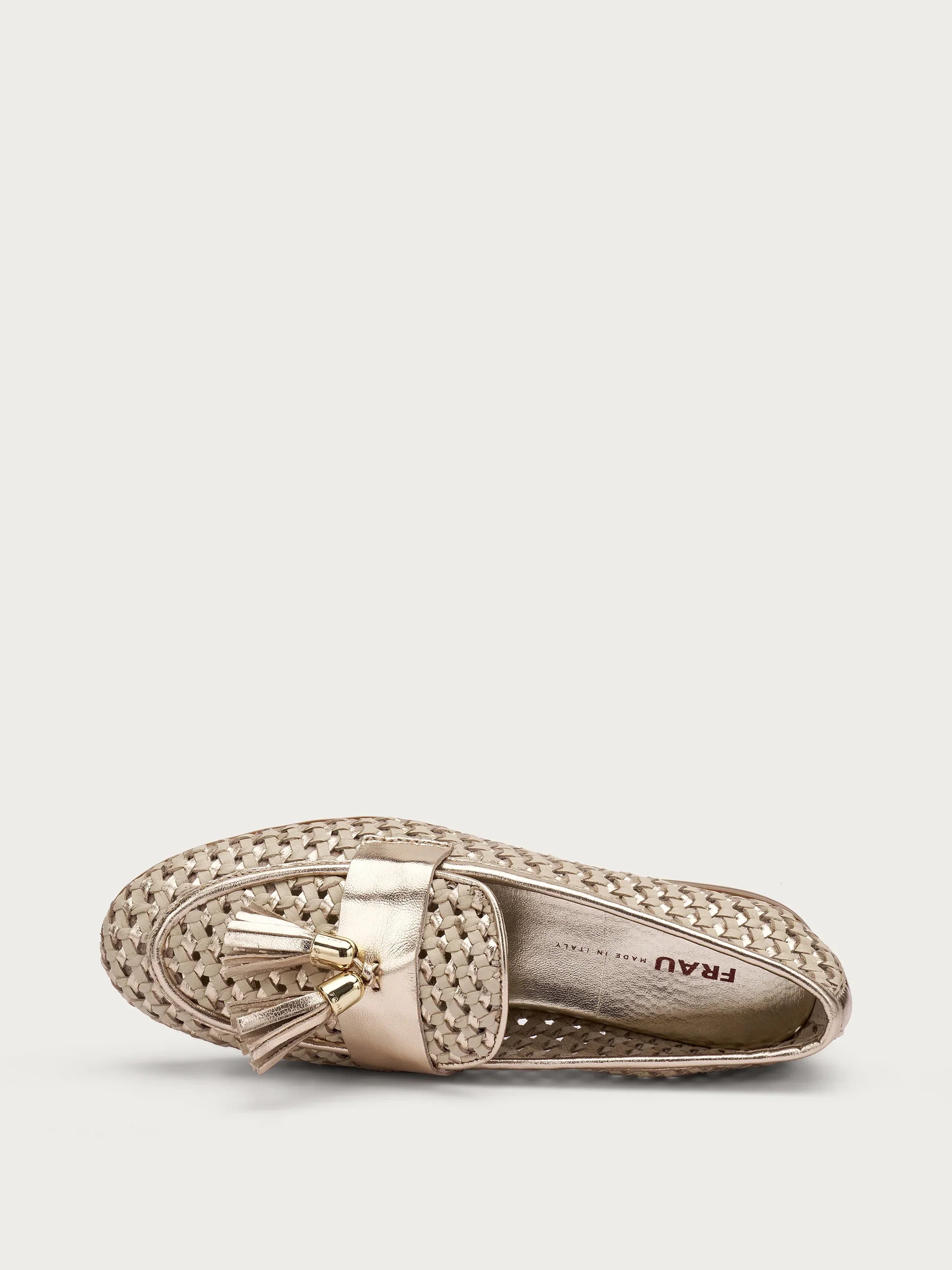 Mocassino intrecciato donna beige con nappine e dettagli metallici, stile elegante Made in Italy