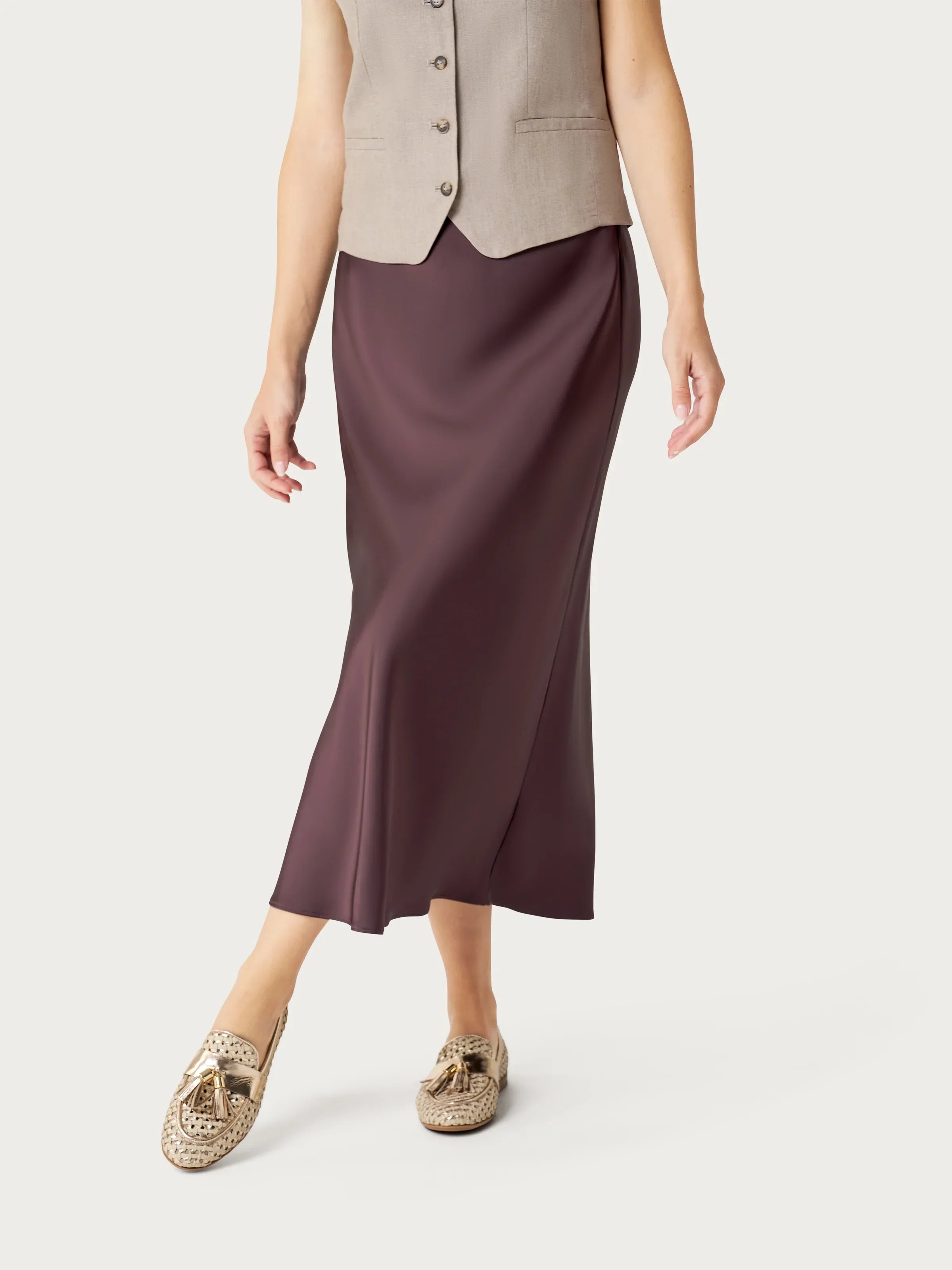 Gonna lunga donna color prugna con mocassini beige intrecciati e gilet smanicato chiaro
