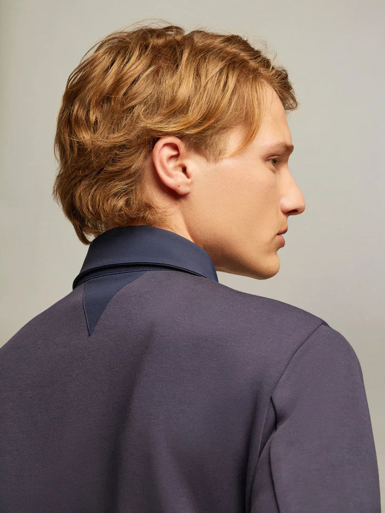 Dettaglio posteriore di camicia uomo elegante blu, colletto sartoriale moderno, moda uomo