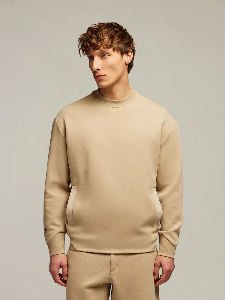 Modello uomo con felpa beige minimalista, abbigliamento casual di alta qualità.