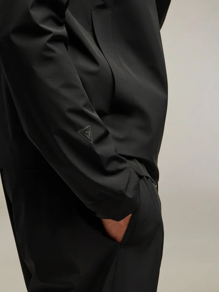 Dettaglio giacca nera uomo elegante con mano in tasca, abbigliamento moderno