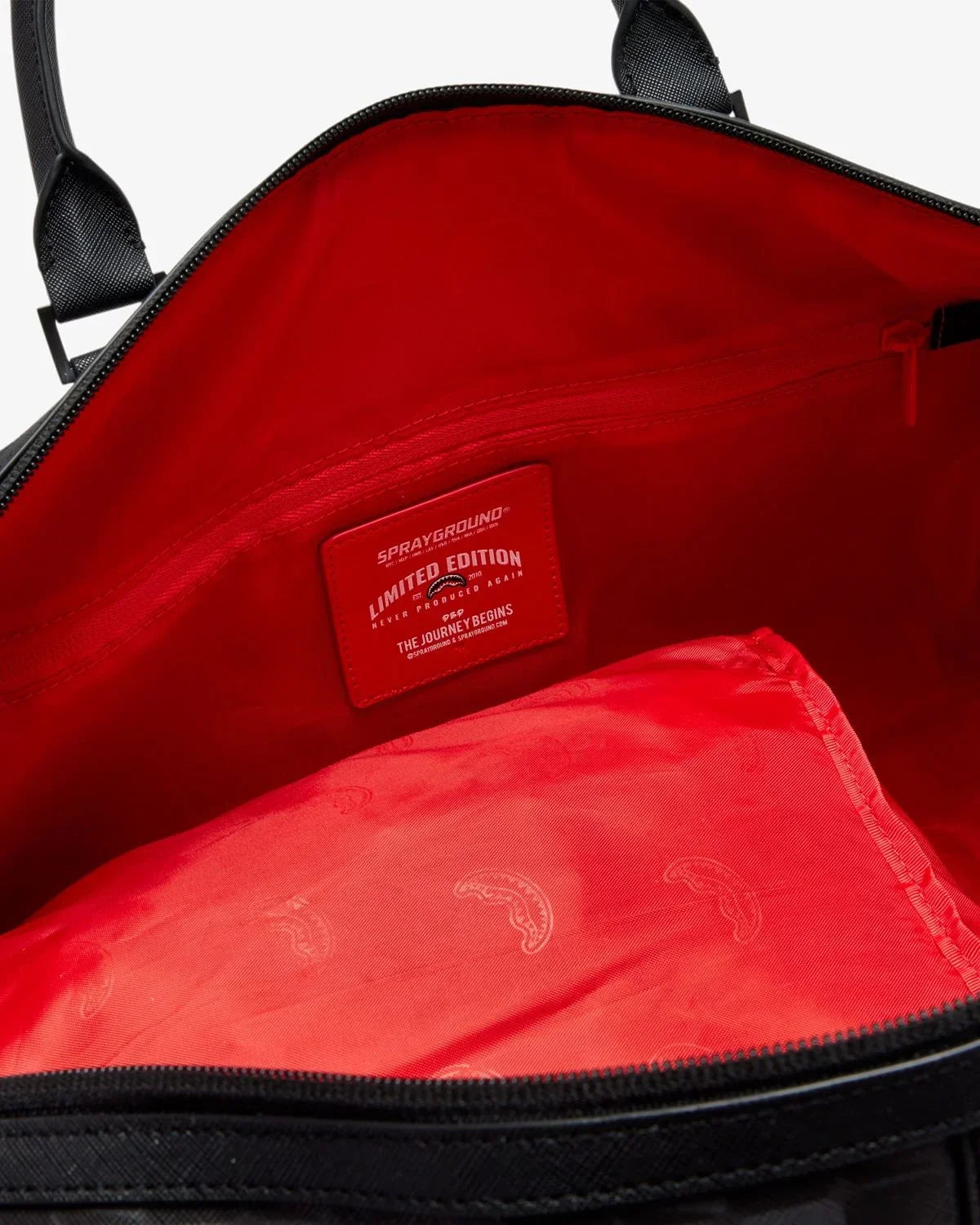 Interno di una borsa elegante con fodera rossa e dettagli esclusivi limited edition uomo donna