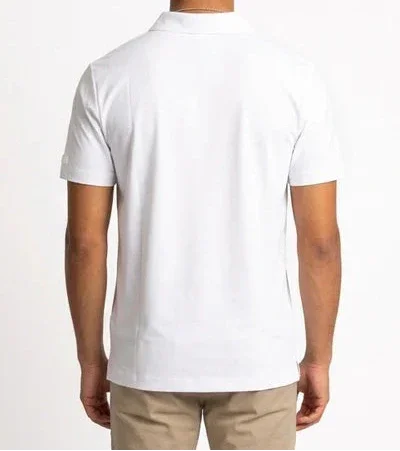 Polo bianca da uomo a maniche corte vista retro, indossata con pantaloni beige