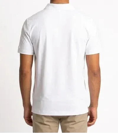 Polo bianca da uomo a maniche corte vista retro, indossata con pantaloni beige