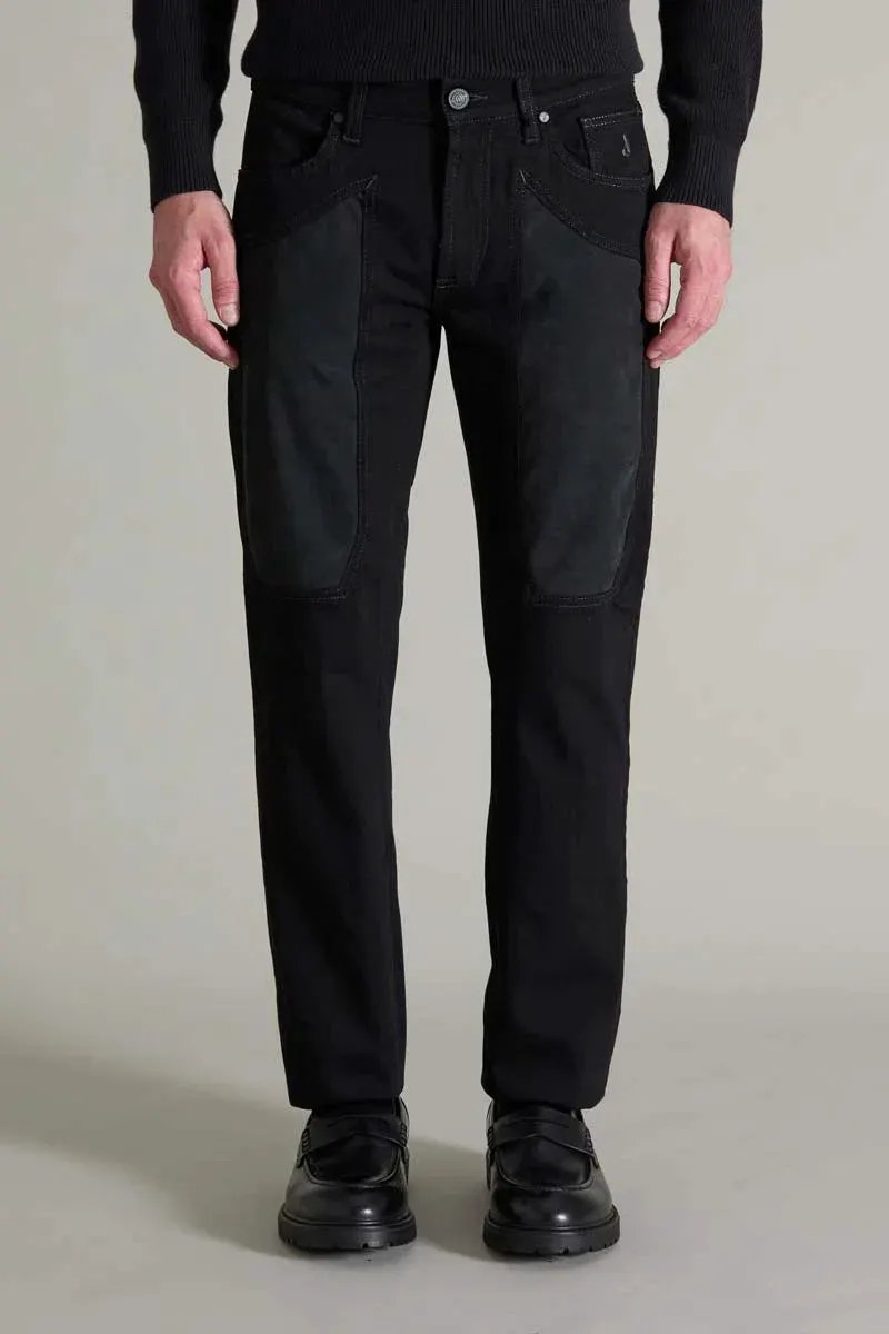 Jeans uomo neri con inserti in suede sulle gambe, stile moderno, abbigliamento maschile