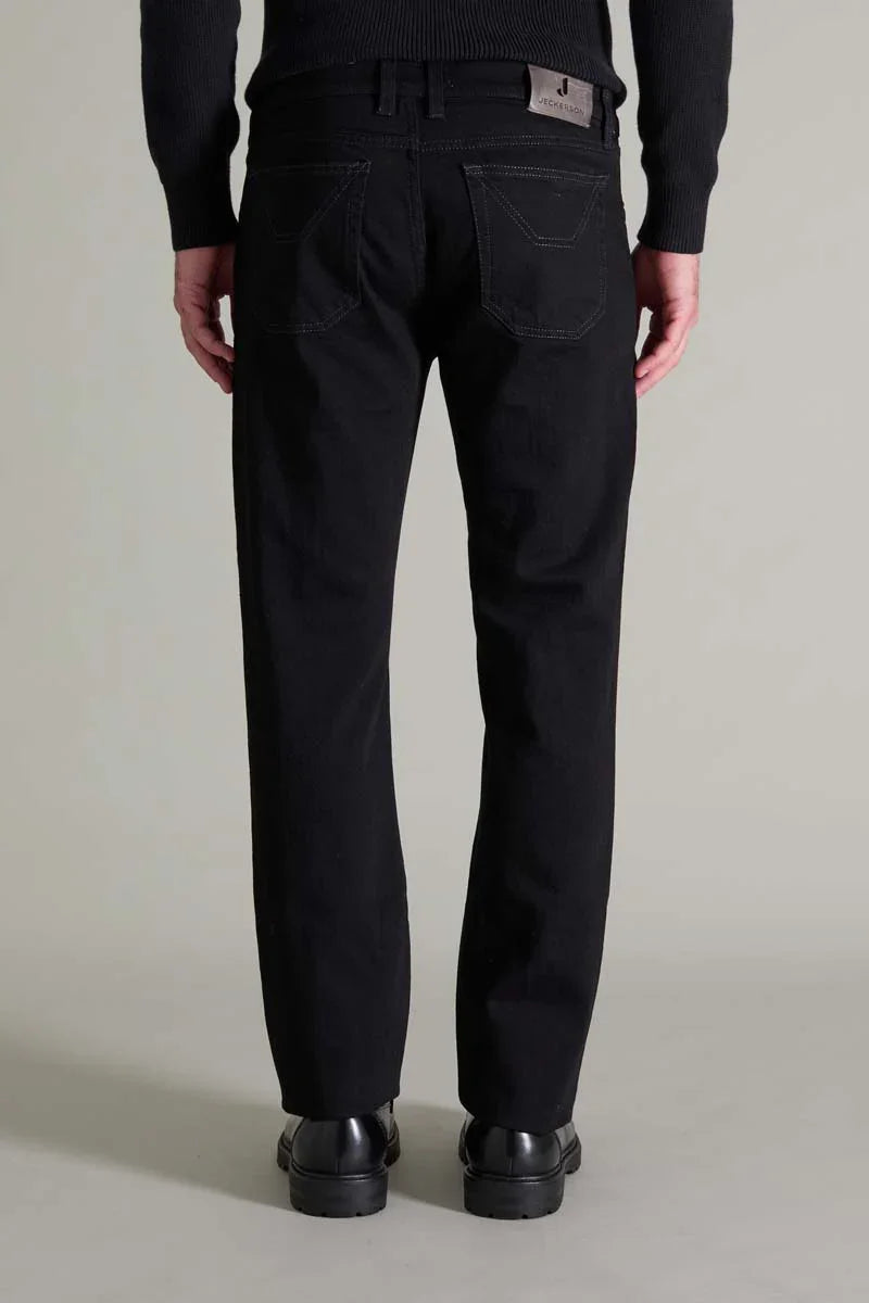 Jeans uomo neri a gamba dritta, vista posteriore, abbigliamento casual elegante