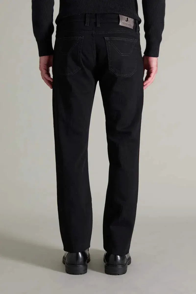 Jeans uomo neri a gamba dritta, vista posteriore, abbigliamento casual elegante