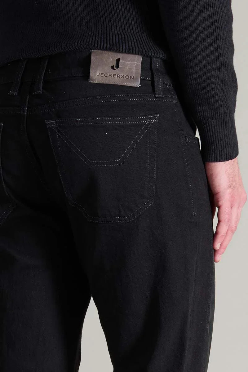 Jeans uomo neri Jeckerson, dettaglio tasca posteriore e patch logo, stile casual.