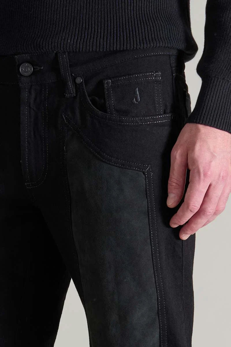 Dettaglio jeans uomo nero con inserti scamosciati, tasche e cuciture a contrasto
