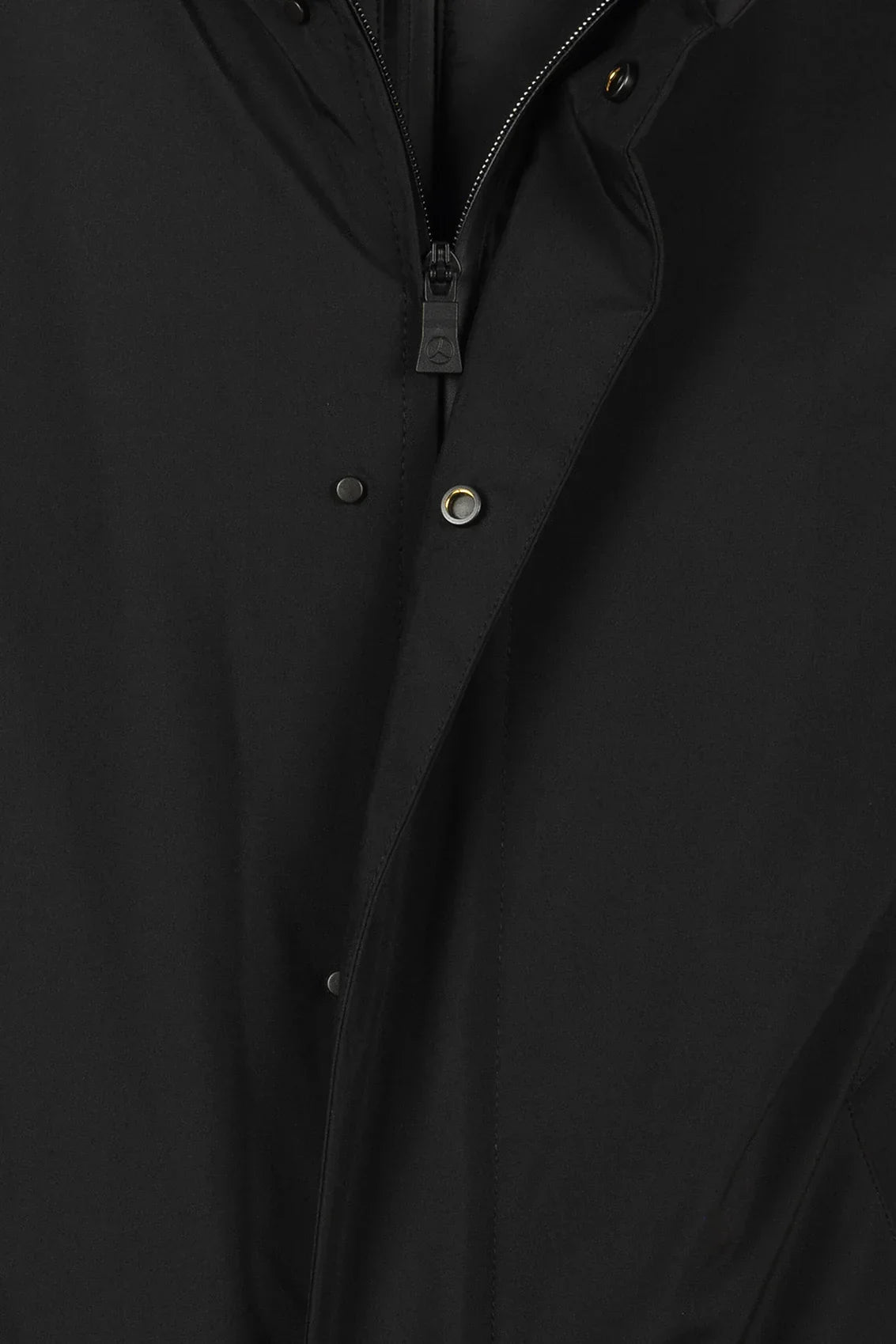 dettaglio giacca nera uomo con zip e bottoni a pressione, abbigliamento elegante