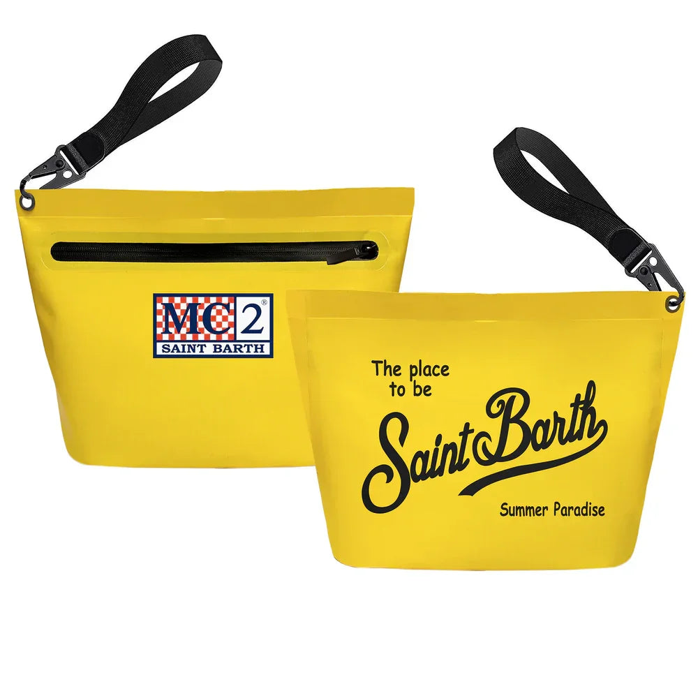 Borsa pochette impermeabile gialla MC2 Saint Barth con scritta nera, cinturino e zip.