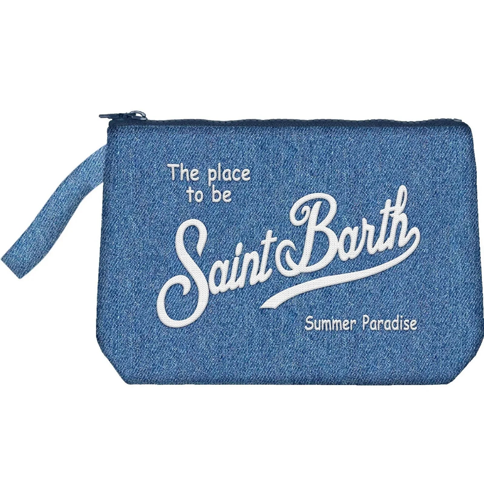 Pochette in denim chiaro con scritta Saint Barth ricamata, zip e polsino, stile casual estivo.