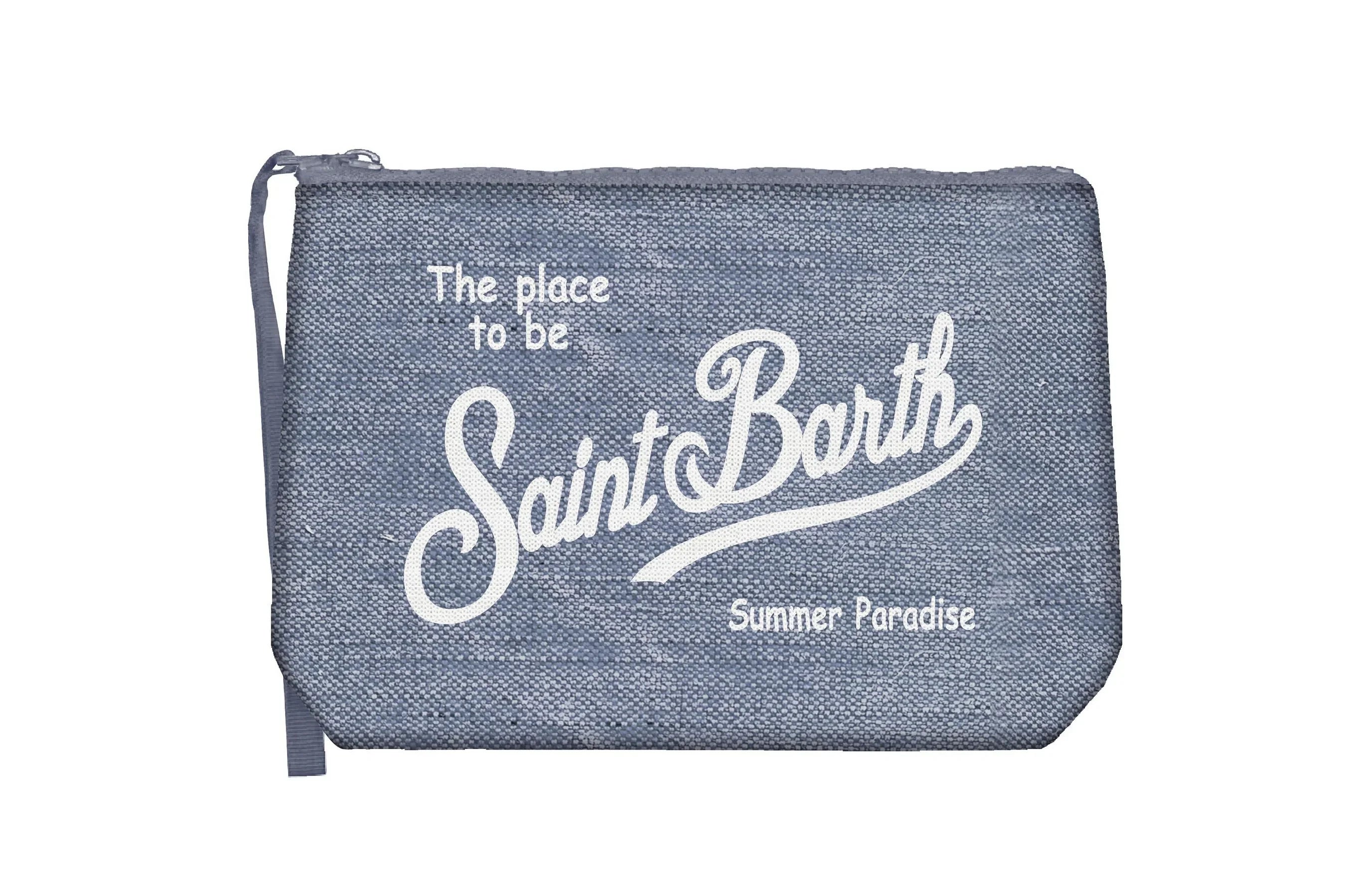 Pochette in lino effetto denim blu con scritta bianca Saint Barth, zip laterale.