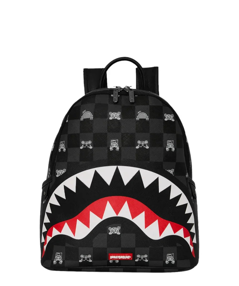 Zaino nero Sprayground con motivo a scacchi, denti di squalo bianchi e rossi, dettagli grafici.