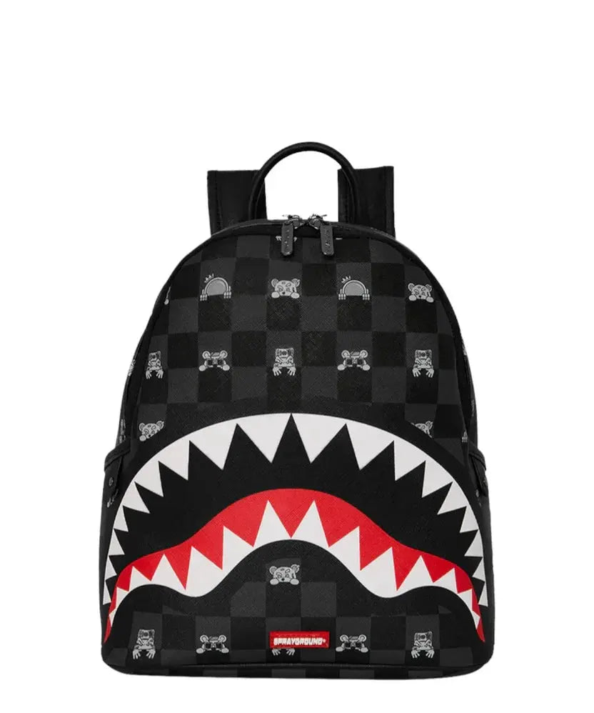 Zaino nero Sprayground con motivo a scacchi, denti di squalo bianchi e rossi, dettagli grafici.