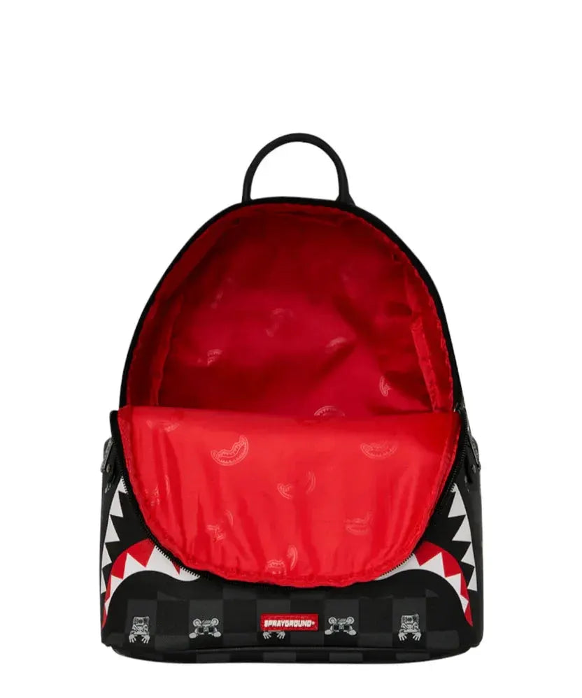 Zaino Sprayground nero aperto con interno rosso, design bocca squalo e dettagli grafici