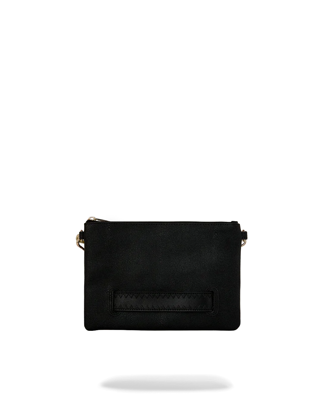 Pochette nera elegante da donna con cinturino, accessorio moda minimal su fondo bianco.