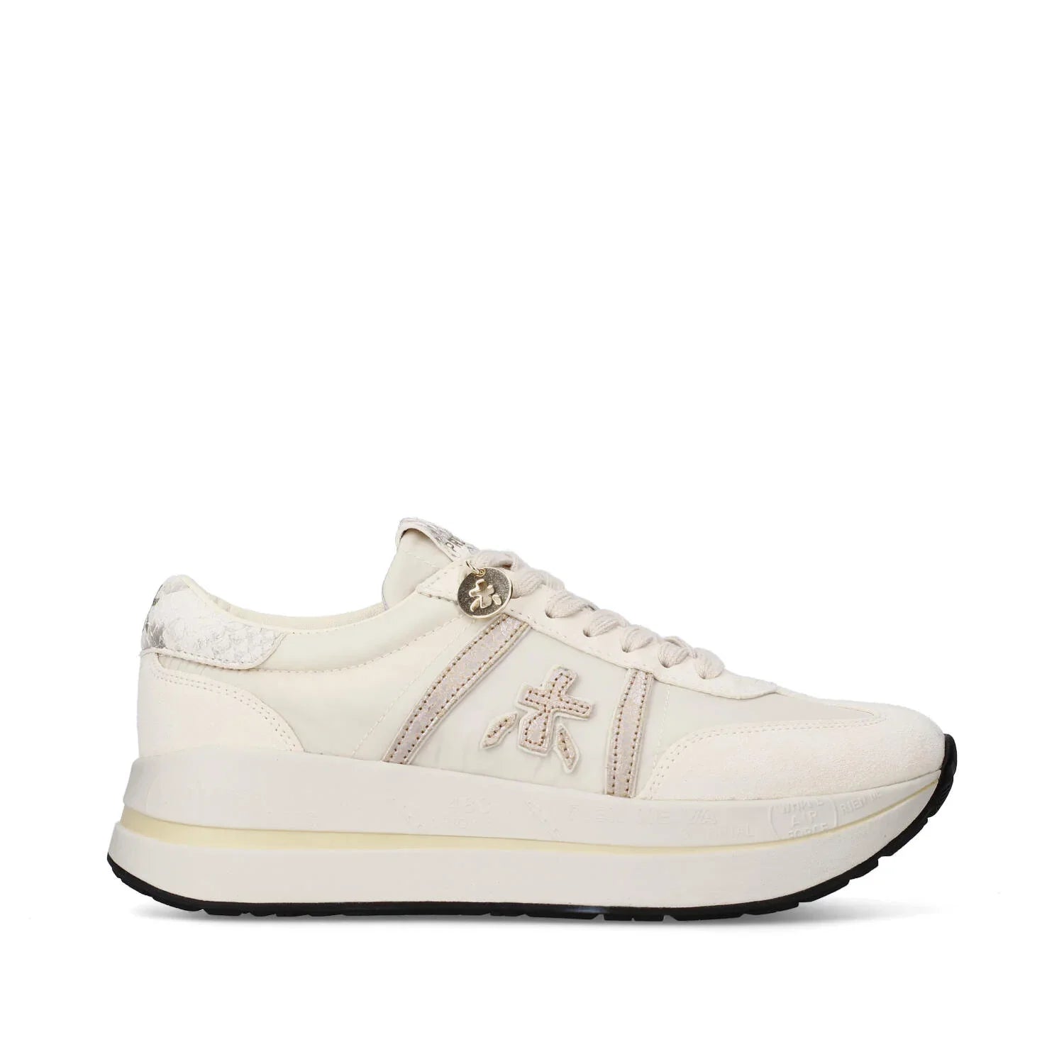 Sneaker donna bianca in pelle con logo laterale ricamato, suola alta e dettagli beige.
