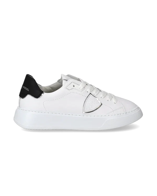 Sneaker uomo in pelle bianca con dettaglio nero sul tallone e logo laterale