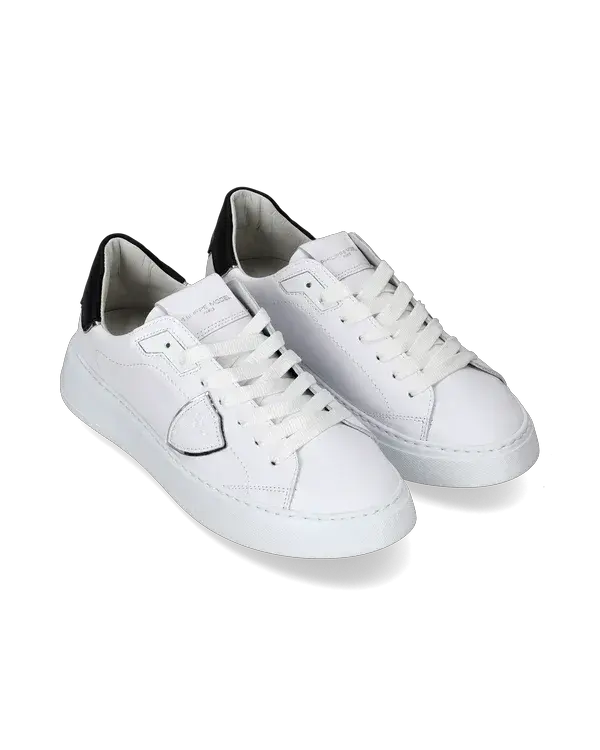 Sneakers uomo in pelle bianca con dettagli neri, stile casual elegante, nuova collezione