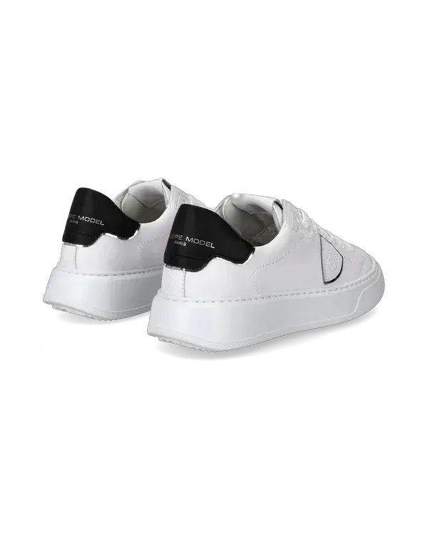 Sneakers bianche uomo con dettaglio nero sul tallone e suola spessa, moda casual elegante