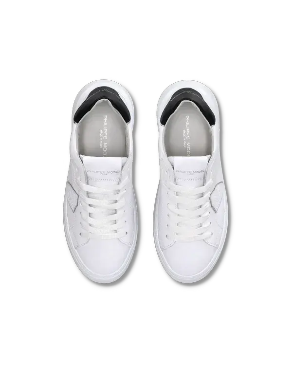 Sneakers uomo bianche con dettagli neri e logo sulla linguetta, vista dall'alto