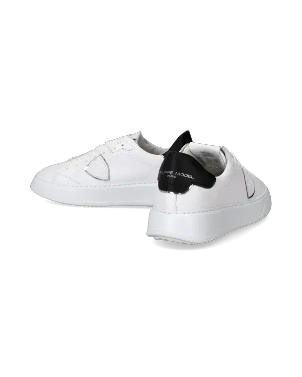 Sneakers bianche uomo con dettagli neri sul tallone, design moderno, moda Made in Italy