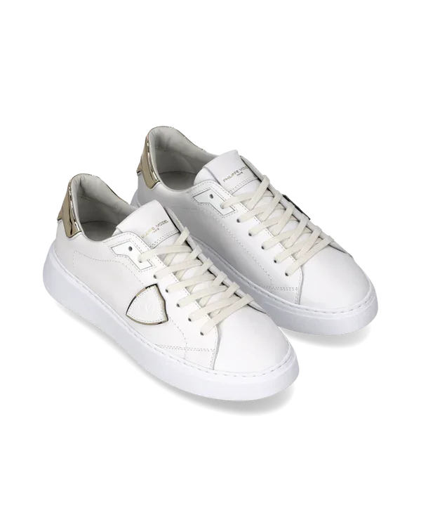 Sneakers uomo in pelle bianca con dettagli dorati, stile casual moderno