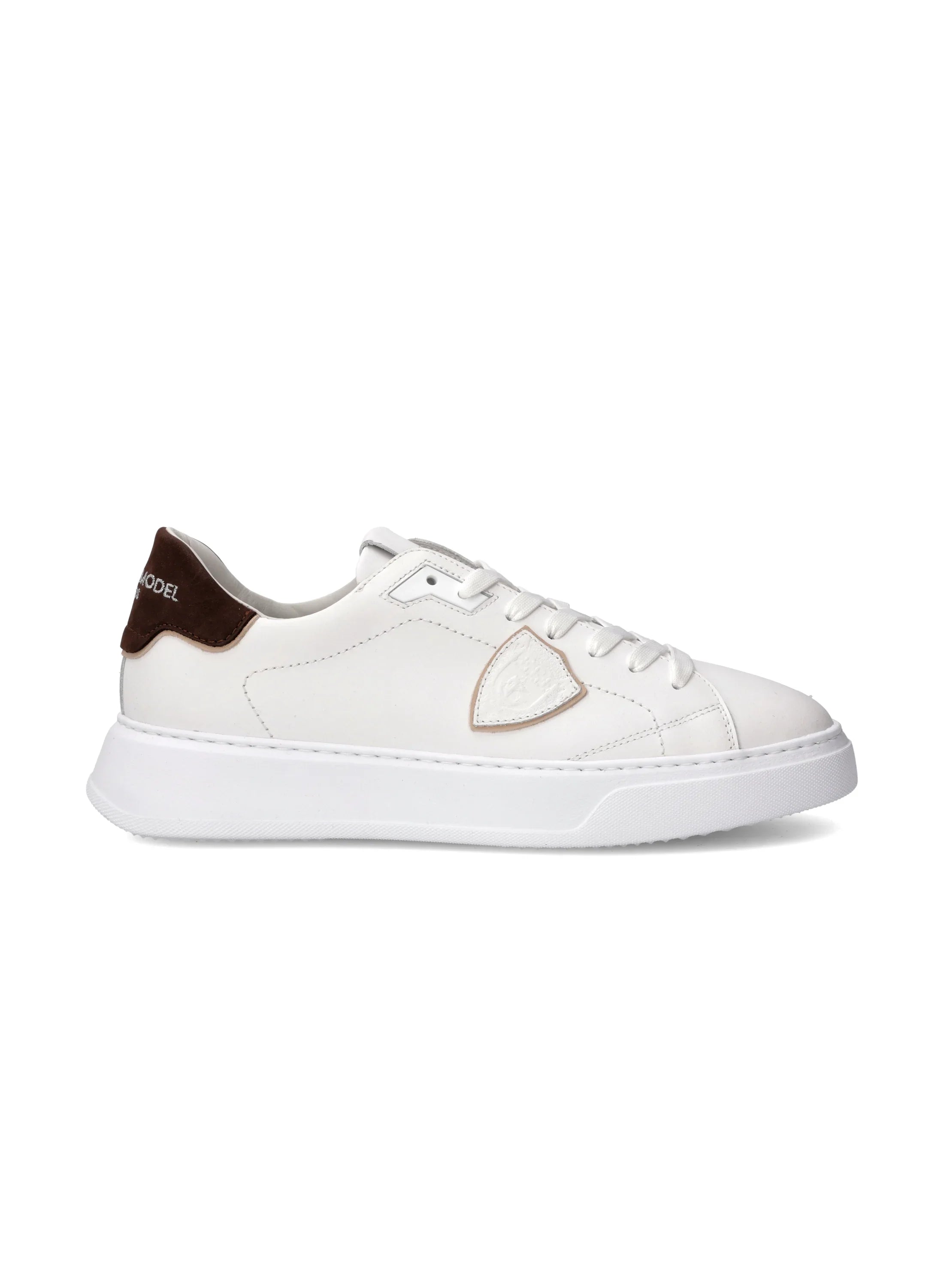 Sneaker bianca da uomo con dettaglio marrone sul tallone, stile classico e suola in gomma.