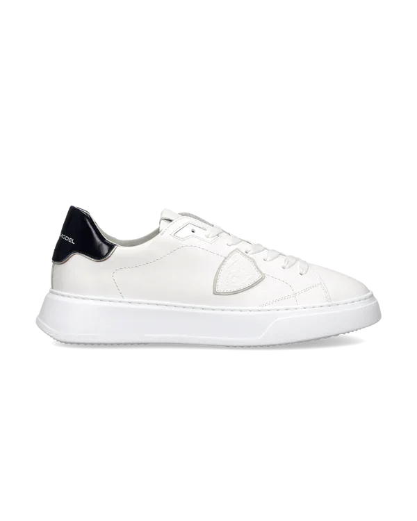 Sneaker uomo bianca in pelle con dettaglio nero sul tallone, suola piatta moderna