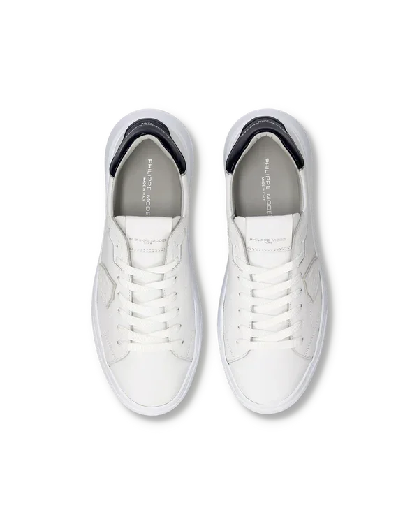 Sneakers uomo bianche in pelle con dettaglio nero sul tallone, vista dall'alto
