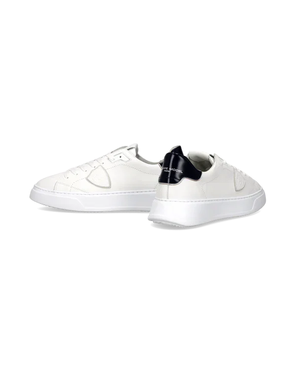 Sneakers uomo bianche in pelle con dettaglio nero sul tallone, moda casual elegante