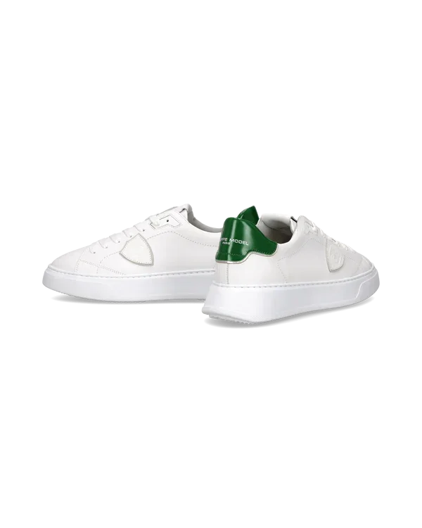 Sneakers uomo bianche in pelle con dettaglio verde sul tallone, stile casual elegante