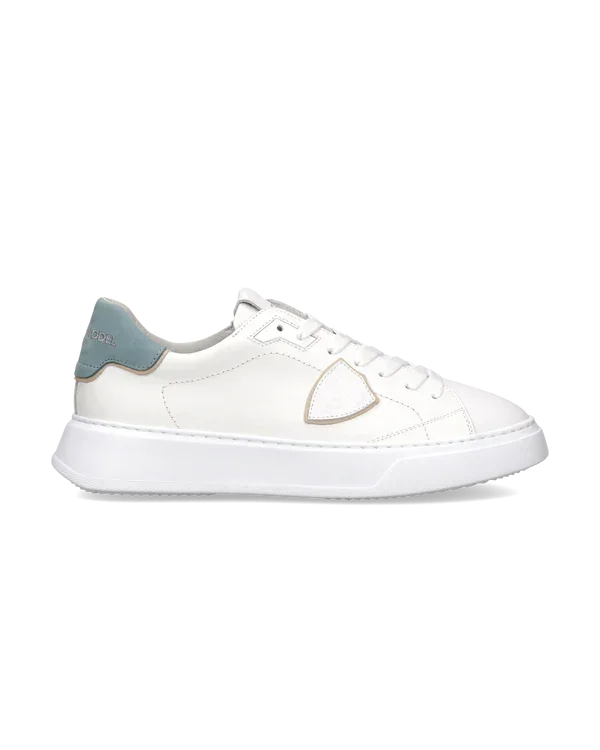 Sneaker bianca da uomo in pelle con dettaglio azzurro sul tallone, suola platform