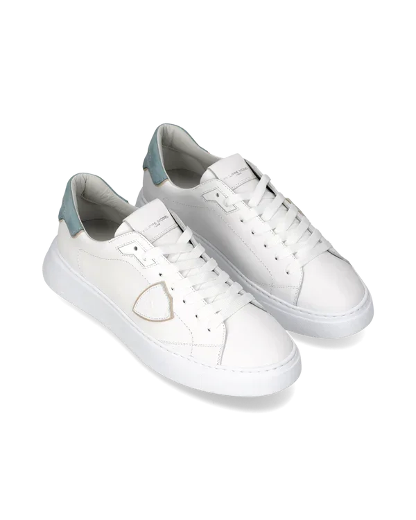 Sneakers uomo in pelle bianca con dettagli azzurri, stile casual, suola bianca