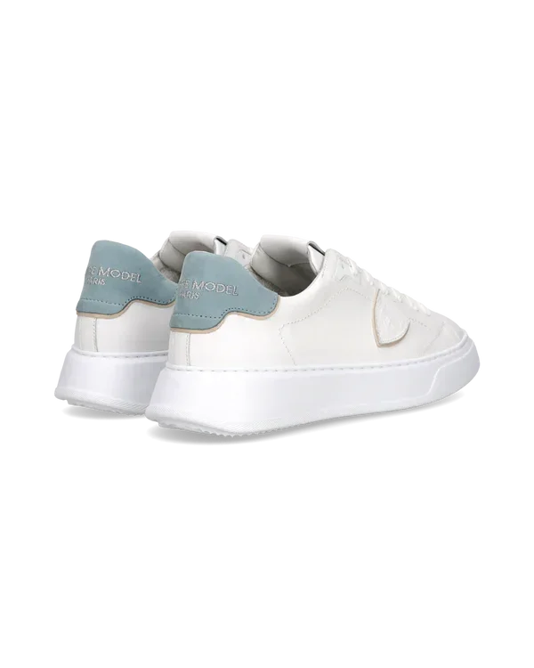 Sneakers uomo bianche con dettagli azzurri sul tallone, stile casual moderno