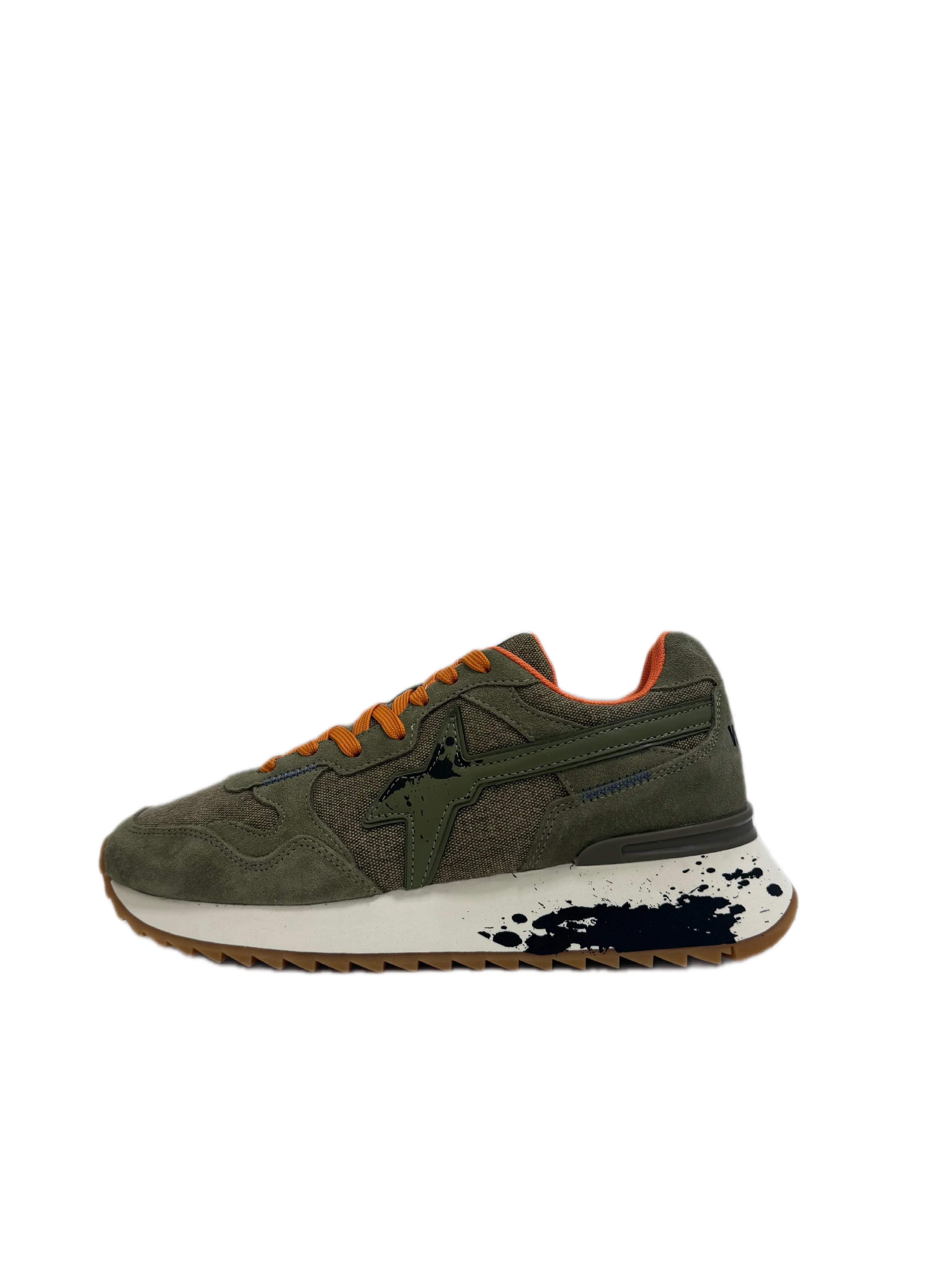 Sneaker verde uomo in suede e tessuto con suola bianca, dettagli arancioni, effetto vernice nera