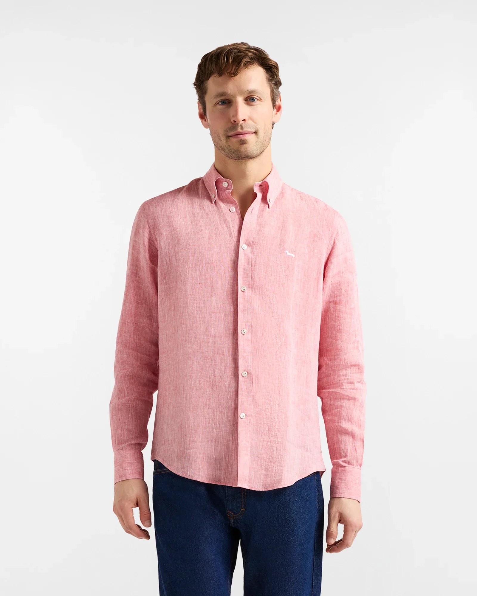 Camicia uomo rosa a maniche lunghe in lino con bottoni, indossata su jeans blu