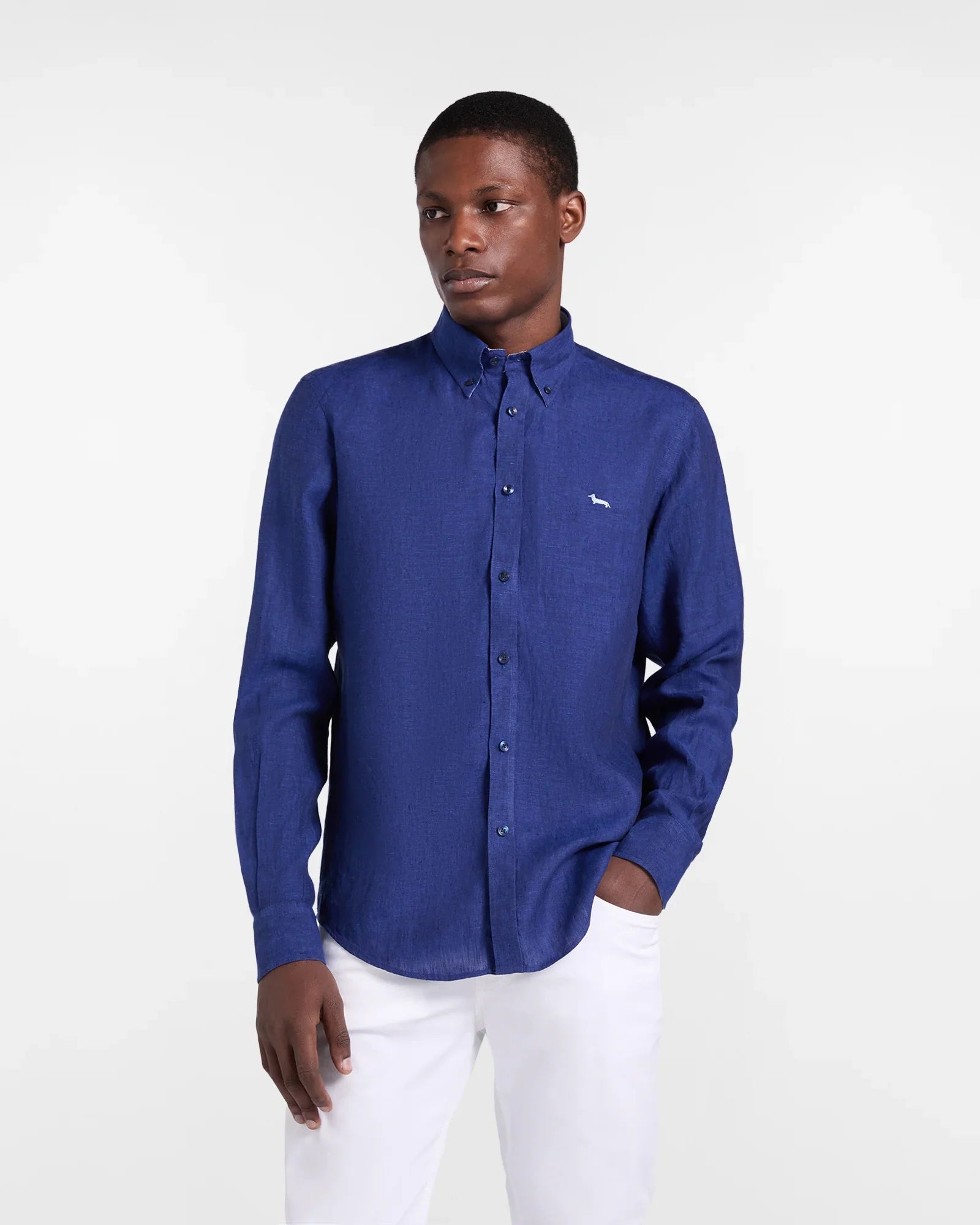 Camicia uomo blu manica lunga con logo ricamato, stile elegante, su sfondo bianco