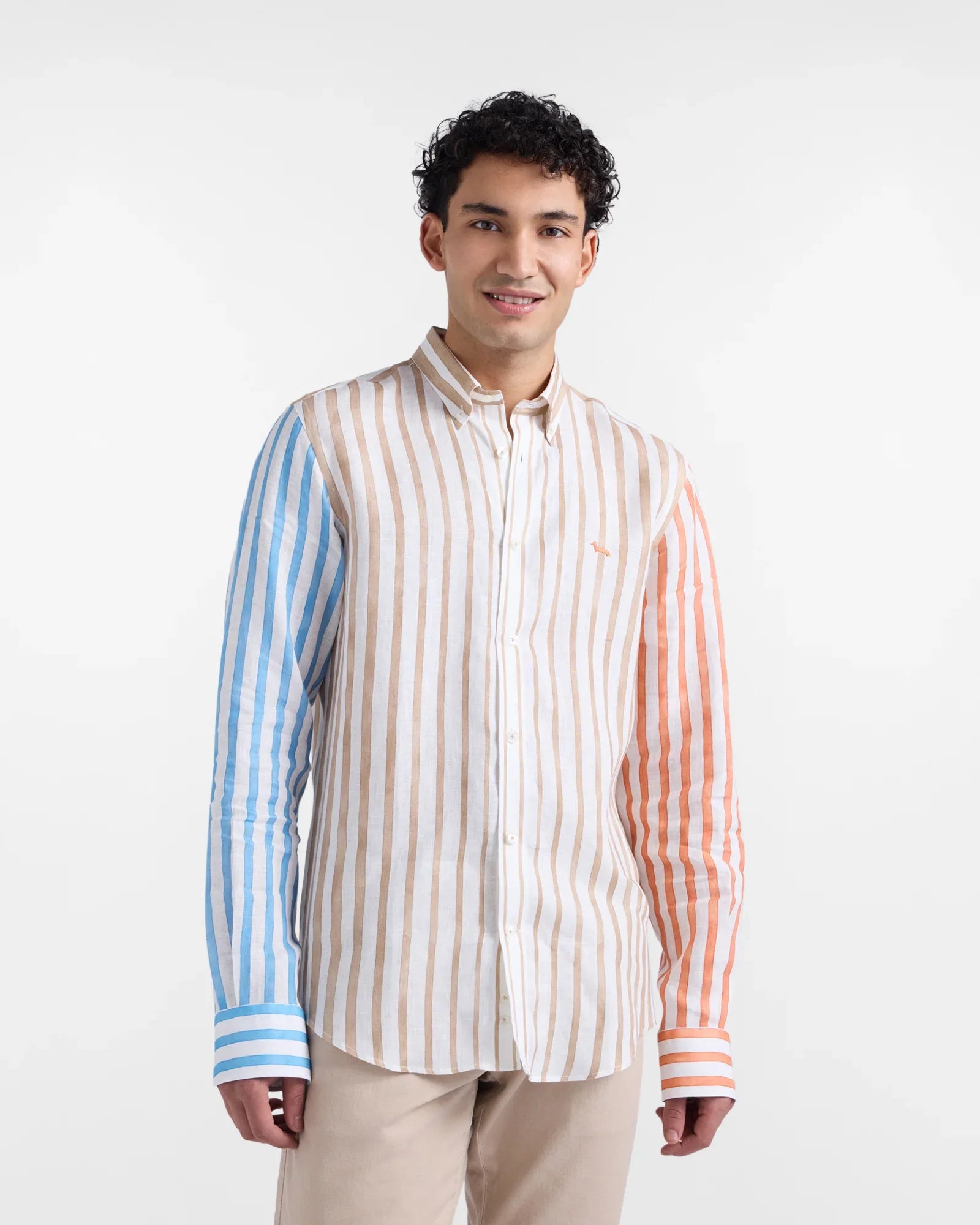 Camicia uomo a righe beige, blu e arancioni, maniche lunghe, look elegante casual