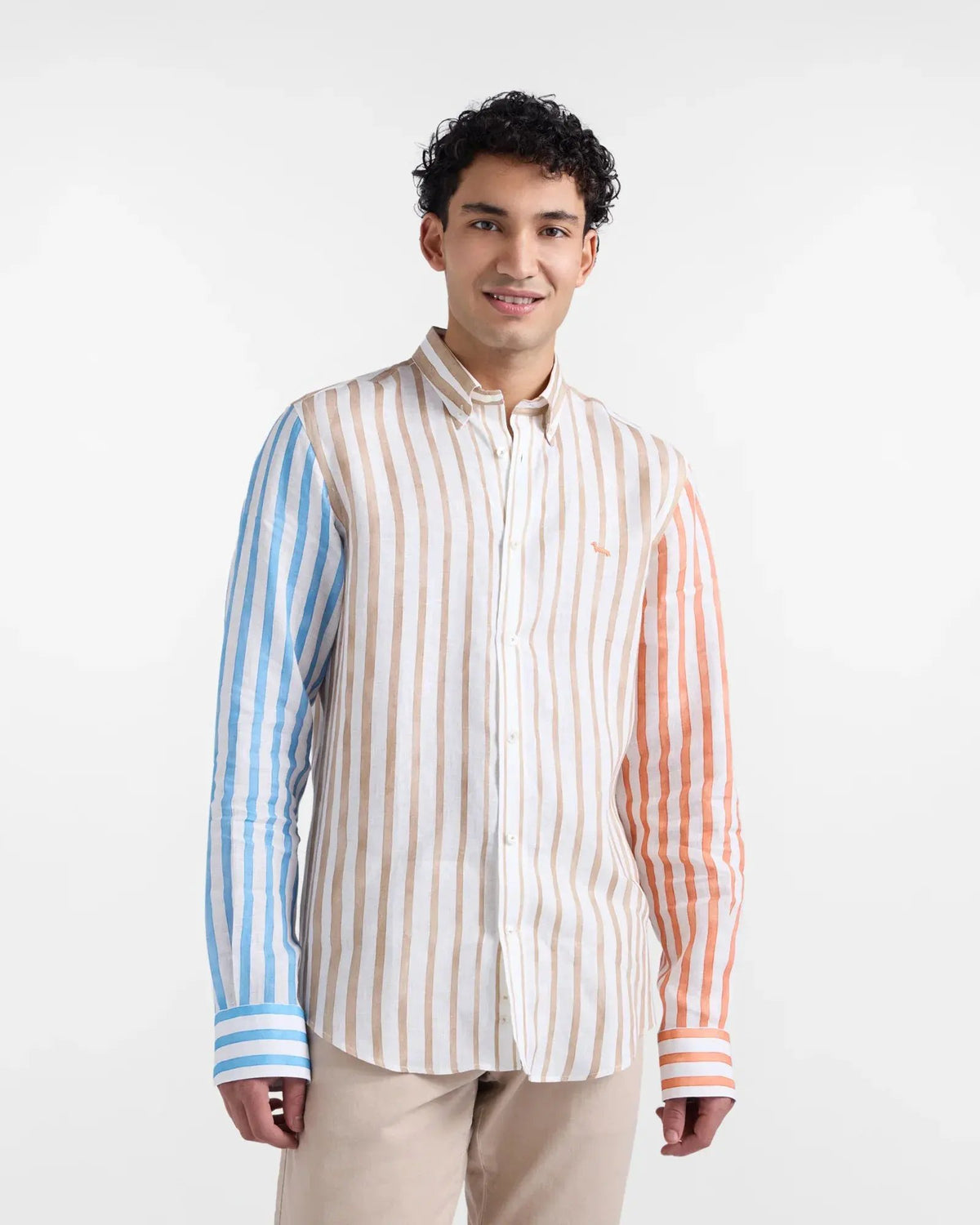 Camicia uomo a righe beige, blu e arancioni, maniche lunghe, look elegante casual