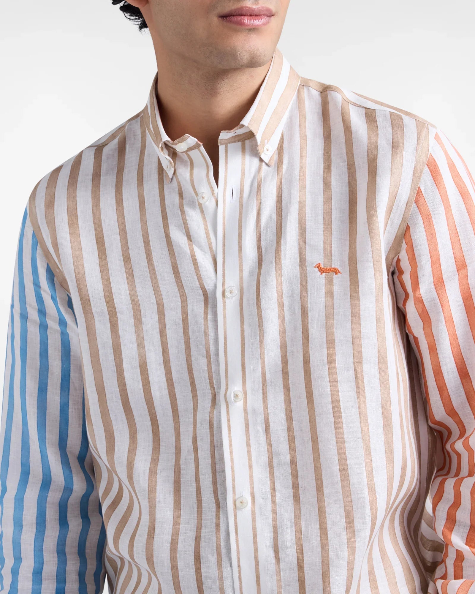 Camicia uomo a righe multicolore con maniche blu e arancione, logo ricamato sul petto.