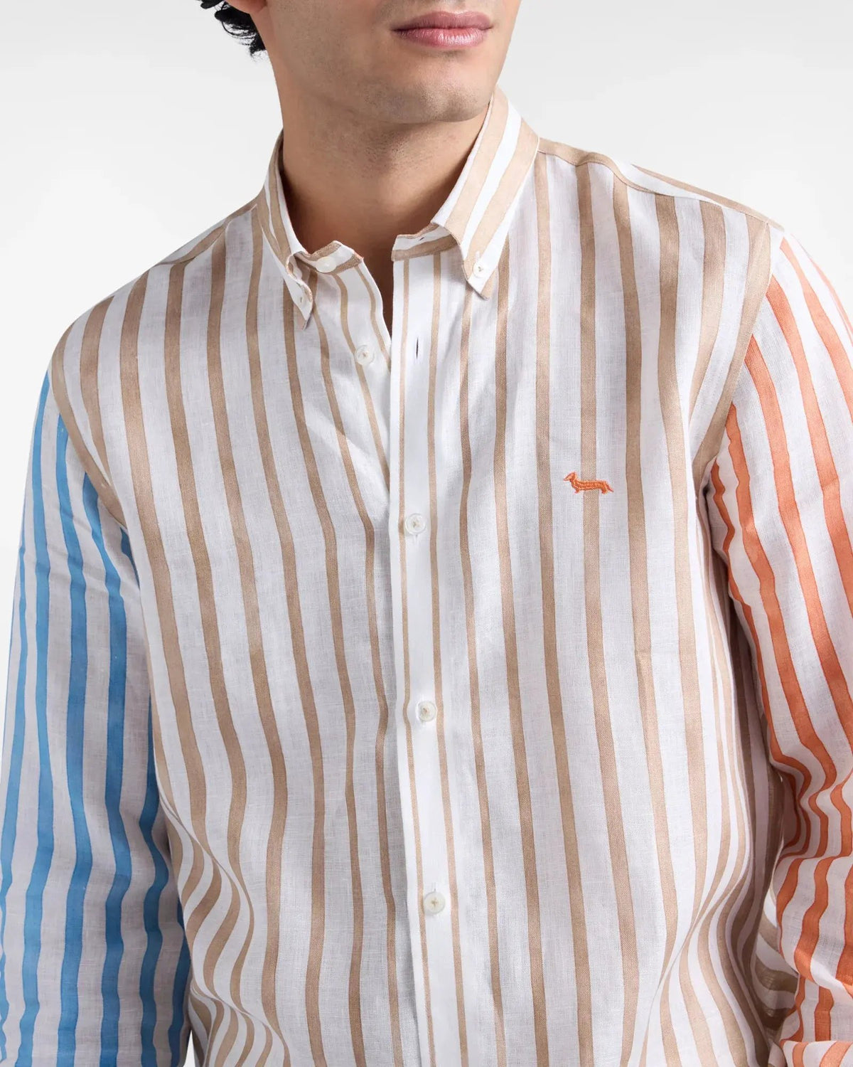 Camicia uomo a righe multicolore con maniche blu e arancione, logo ricamato sul petto.