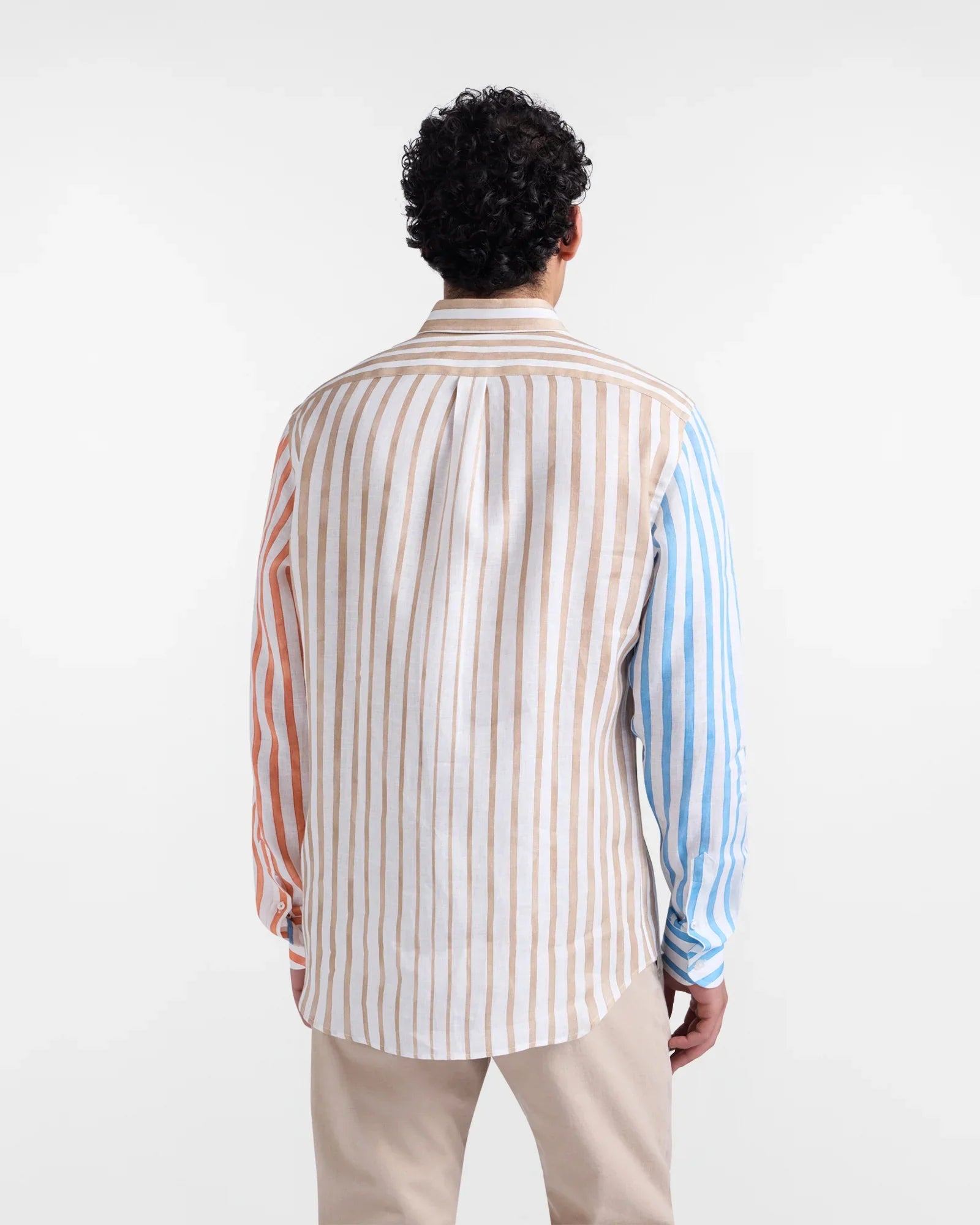 Camicia uomo a righe multicolore beige, arancio e azzurro, vista posteriore, stile casual