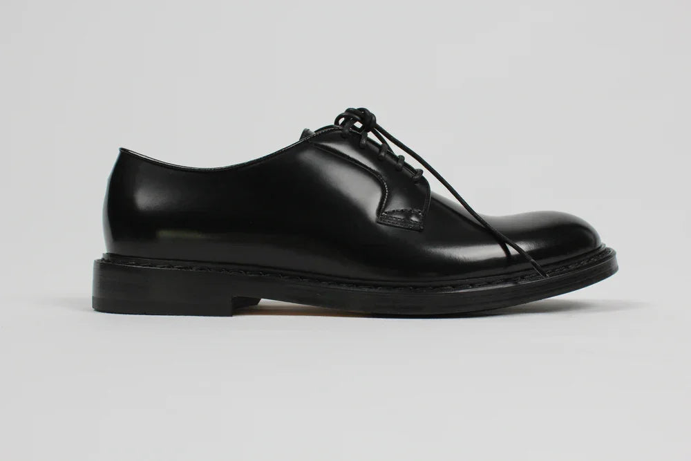 Scarpa stringata uomo in pelle nera elegante, stile classico, fondo nero, su sfondo neutro