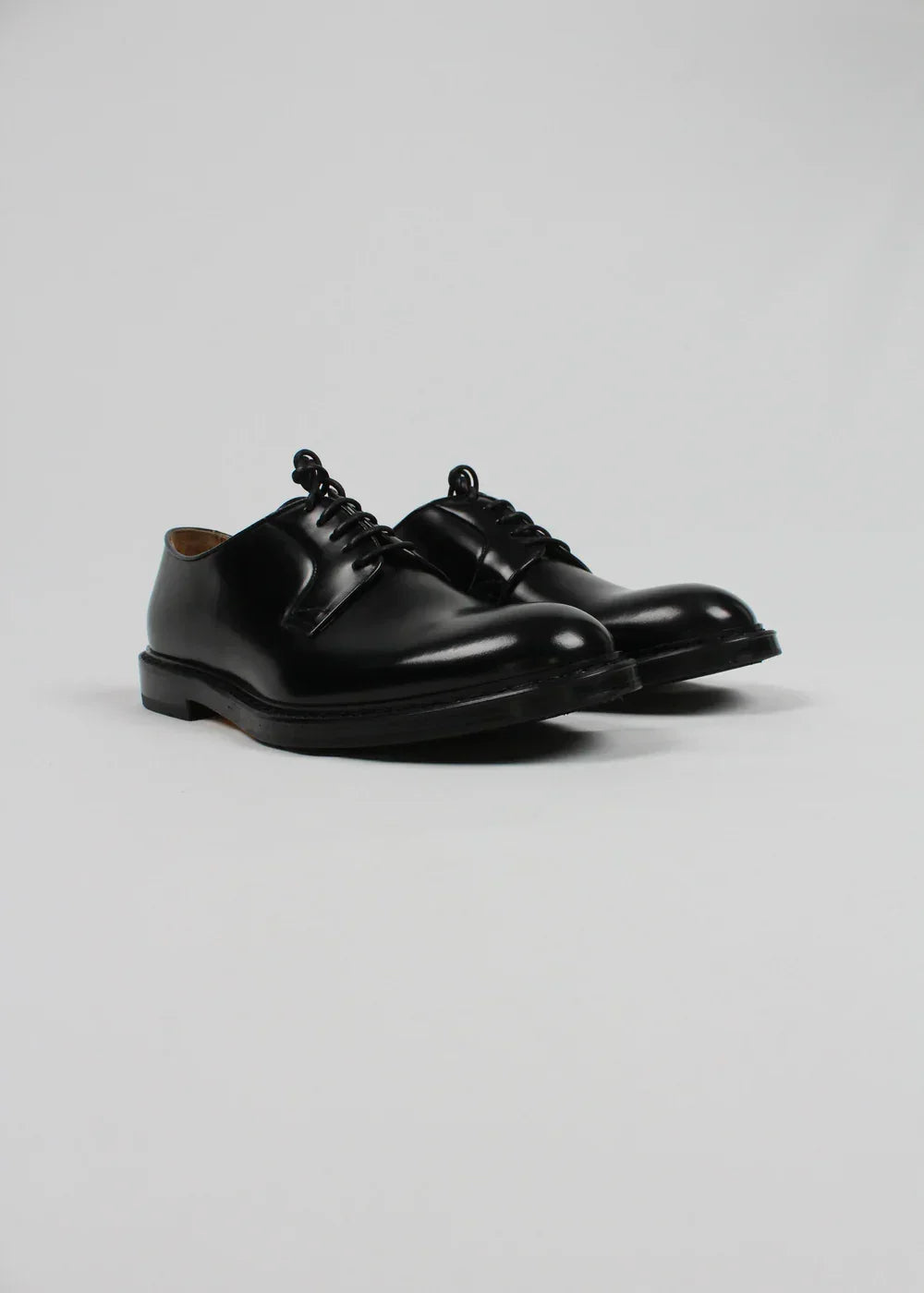 Scarpe stringate uomo in pelle nera eleganti su sfondo bianco