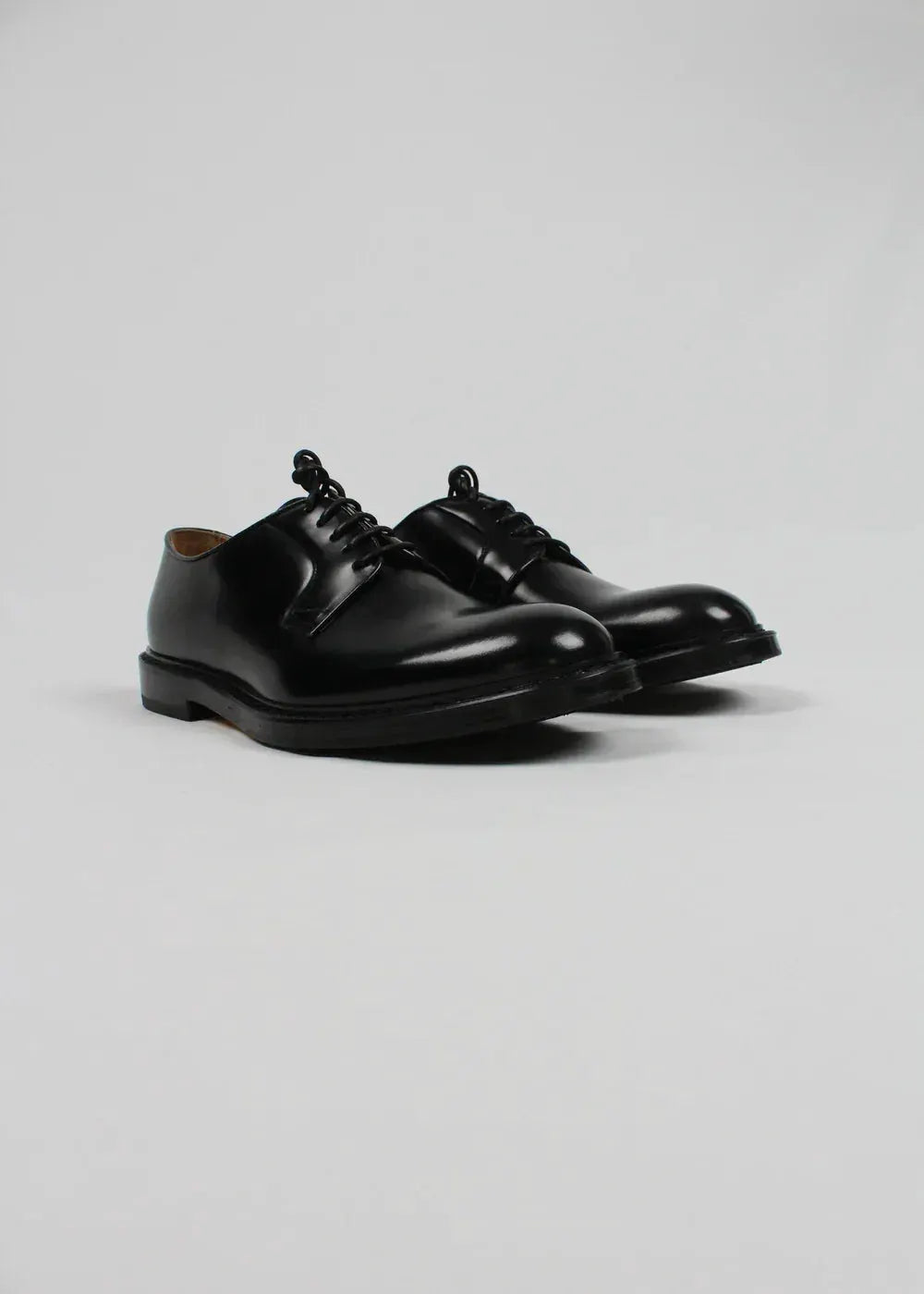 Scarpe stringate uomo in pelle nera eleganti su sfondo bianco