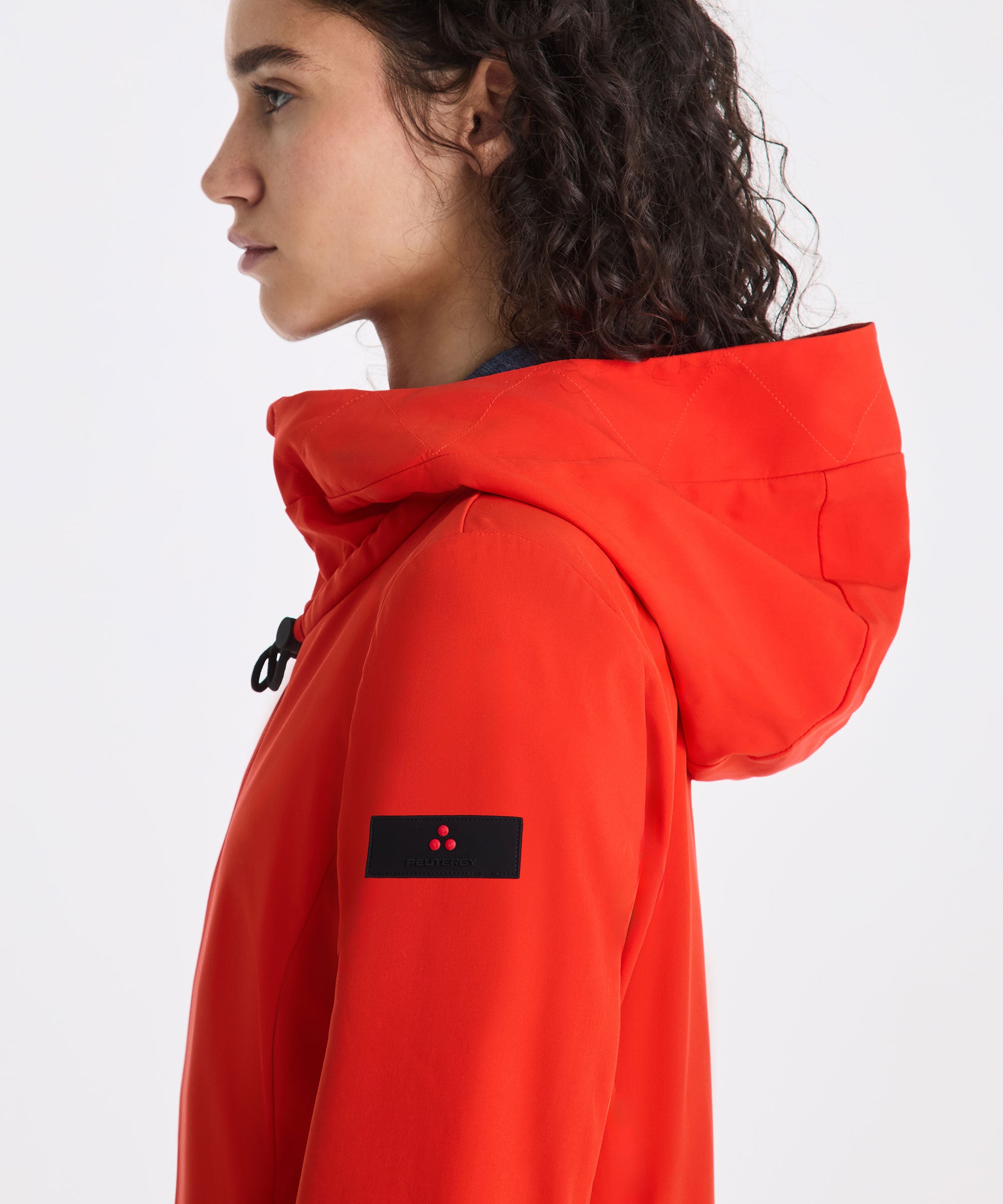 Giacca PEUTEREY PED5573 in nylon blu, stile casual con cappuccio, chiusura zip e tasche frontali, vista frontale.