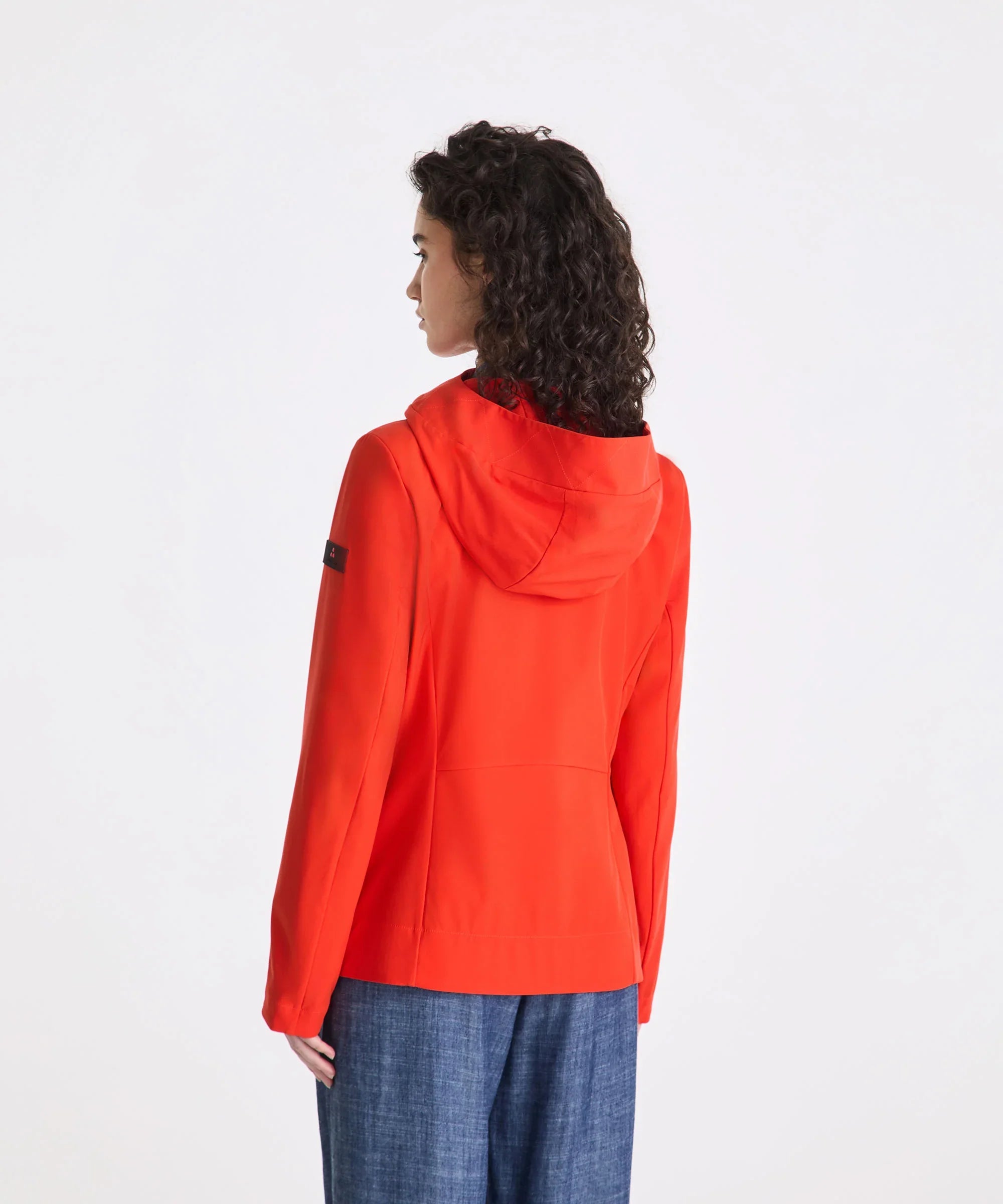Giacca donna arancione con cappuccio, tessuto tecnico, vista posteriore, moda primavera