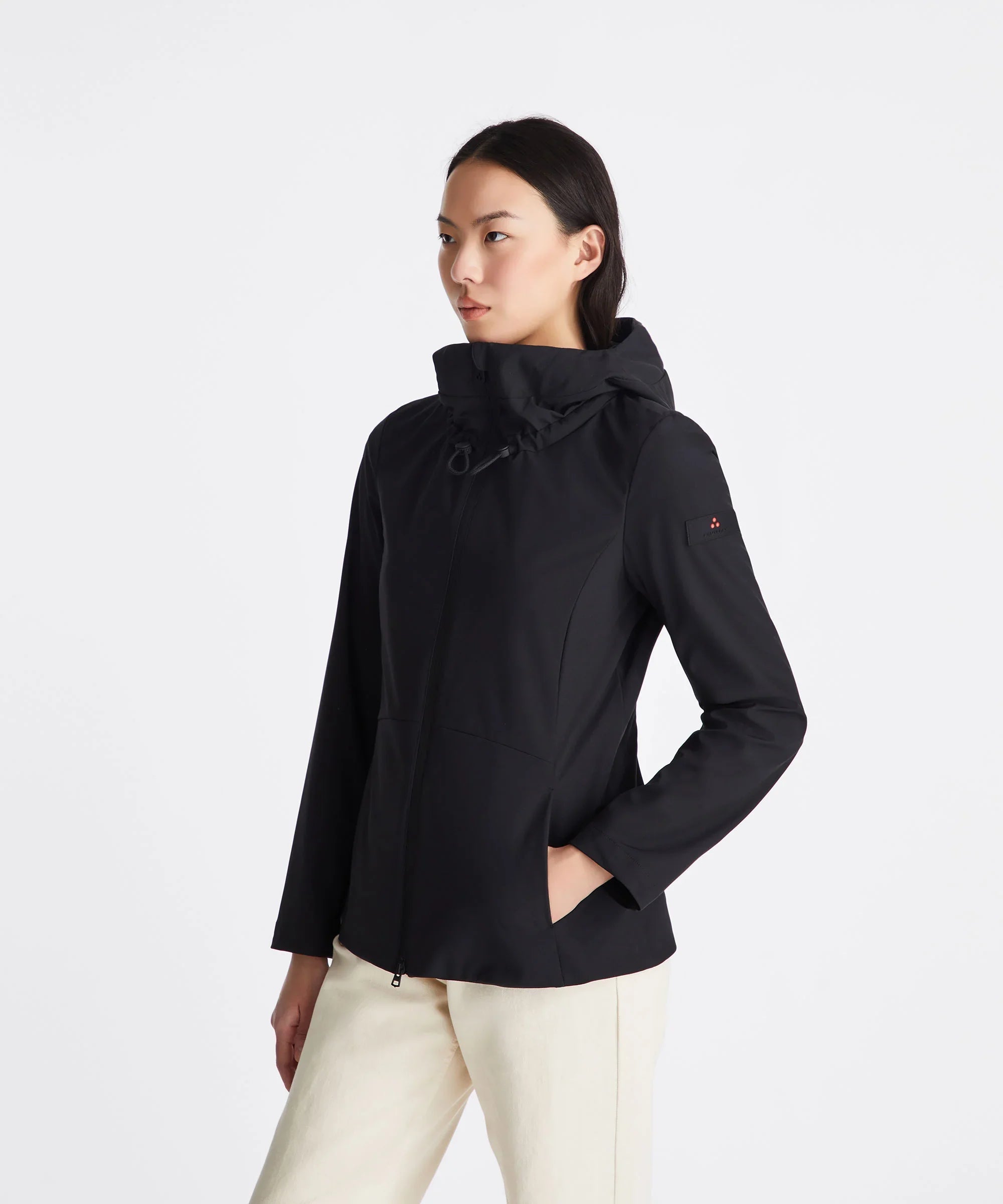 Giacca donna nera con cappuccio, zip frontale, stile casual elegante, moda donna